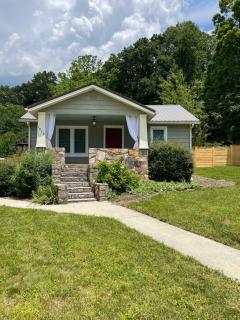 The Twisted Maple - Dogs Stay Free! - Hendersonville - 0