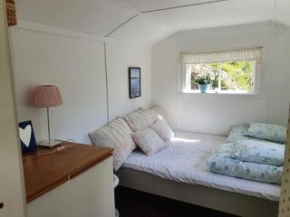 Sjönära ENKEL övernattningsstuga på berg med terrass, toilet in other house, outsideshower - 9