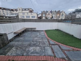 Neet Retreat - sleeps 7 next to beach - 1