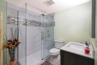 Adorable private suite with indoor fire place - Cochrane - 2
