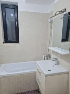 Deluxe 2 bedroom apartment with balcony and private parking - 2