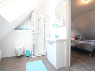 Maison de charme avec grand jardin, 4 chambres, 3 salles de bain, garage, WiFi, cheminée et terrasse - FR-1-497-115 - Saint-Denis-de-Villenette - 2