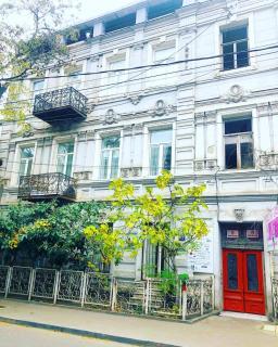 Red door-Room with private bathroom - Tbilisi - 9