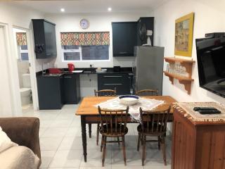 Baylight Accommodation 3 Selfcatering 1 bedroom apartment sleeps 4 - 5