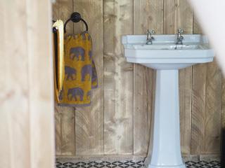 Brackenhill Glamping - Safari Tent with Hot Tub - Sleeps 6 - 6