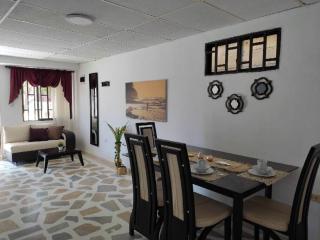 Alojamiento entero, casa amplia, patio, aire - 1