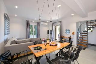 Stylish Privet Poolside Villa - Agios Georgios - 1