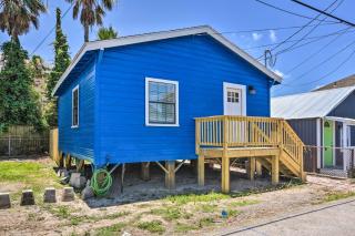 Blue Dolphin Cottage Walk to Galveston Seawall! - 0