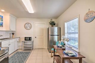 Blue Dolphin Cottage Walk to Galveston Seawall! - 8