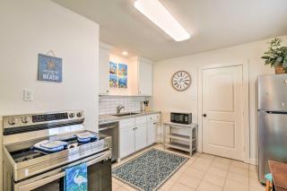 Blue Dolphin Cottage Walk to Galveston Seawall! - 3