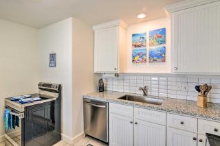 Blue Dolphin Cottage Walk to Galveston Seawall! - 2