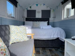 Estuary View - Cosy Shepherds Hut for Two with Private Facilities - 2