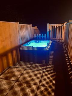 The Beehive -Stunning Views - Hot Tub - Romantic - Launceston - 1