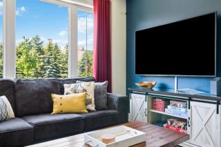 Modern home with a pool sauna pooltable & mountain view - Collingwood - 3