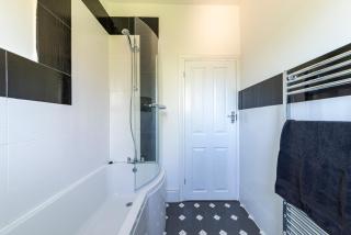 Spacious 3BR House Near Southend Pier - 4