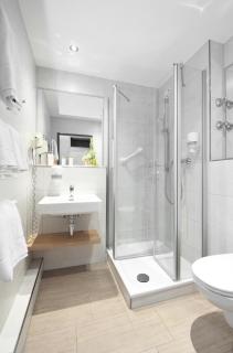 Kurhotel Grüttner mit eigenem Sole Thermal Schwimmbad 32 Grad und Saunalandschaft - Erwitte - 3