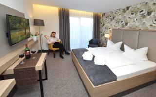 Kurhotel Grüttner mit eigenem Sole Thermal Schwimmbad 32 Grad und Saunalandschaft - Erwitte - 1