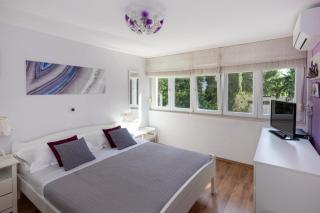 Spacious City Apartment with Balcony & Walk to Old Town - Split - 2