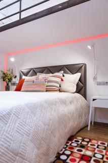Premium Rooms by Hi5 - Style at the Comedy Theater - 1