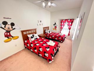 Mickeys Homestead - Stylish 4BR Lakefront Cottage with Huge South Facing Pool Hot Tub BBQ - 2 miles Disney! - Orlando - 9
