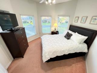 Mickeys Homestead - Stylish 4BR Lakefront Cottage with Huge South Facing Pool Hot Tub BBQ - 2 miles Disney! - Orlando - 3