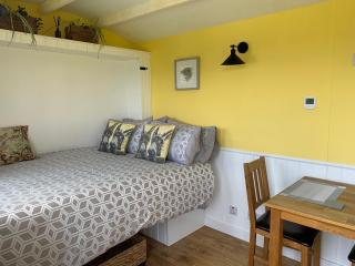 Shepherds Hut with Hot Tub North Wales Anglesey - Llanfairpwllgwyngyll - 4