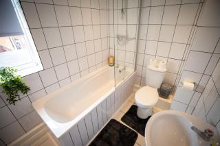 Crystal Suite 1, free private parking - North Shields - 5