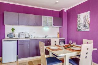 Colorful 2BD Apartment with Indoor Fireplace and Mountain View by Flat Mаnager - Pamporovo - 9