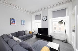 Central Edinburgh 4-Bed Flat by Princes Street - 0