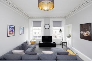 Central Edinburgh 4-Bed Flat by Princes Street - 3