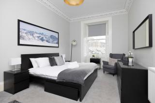 Central Edinburgh 4-Bed Flat by Princes Street - 8