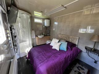 The Caduceus Quality Budget Cabins - Chertsey - 2