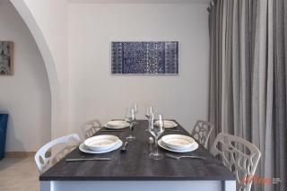 Mediterranean living right by the beach - 4