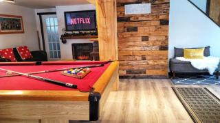Spacious chalet with hot tub, pool table, fireplace, and stunning views - 8