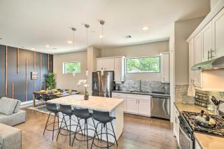 Stylish Houston Townhome ~ 3 Mi to Downtown! - 3