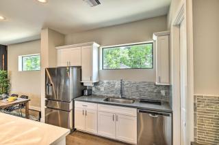 Stylish Houston Townhome ~ 3 Mi to Downtown! - 1