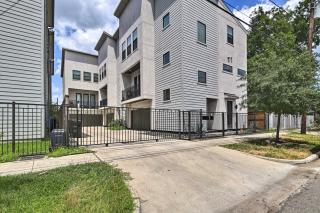 3 Mi to Daikin Park: Gated Houston Townhome - 6