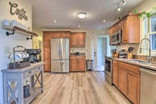 Bright Asheville Retreat with Hot Tub and Decks! - Asheville - 3