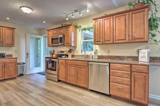 Bright Asheville Retreat with Hot Tub and Decks! - Asheville - 2