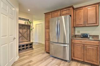 Bright Asheville Retreat with Hot Tub and Decks! - Asheville - 1