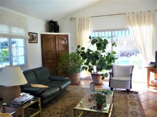 Attractive Holiday Home in C reste with Pool - Céreste - 6