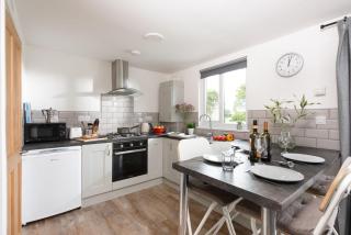 Wheal Jewel- Beautifully Fitted Wooden Lodge Helston Cornwall - 9