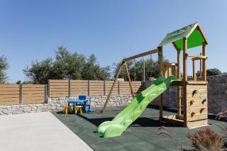 TreeTop Villa II, Private Pool, BBQ & Playground, By ThinkVilla - Loutra - 4