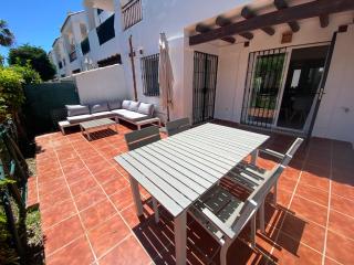 Preciosa casa de 4 habitaciones y 3 baños, Urbanización Los Naranjos, Puerto Banus - Marbella - 1