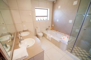 Over The Moon Guesthouse - 9