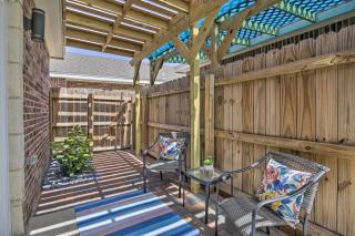 Private Patio Edinburg Couples Retreat! - 9