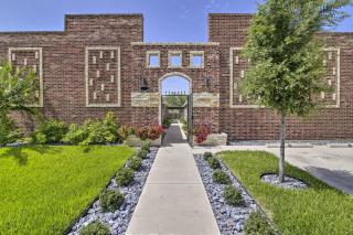 Private Patio Edinburg Couples Retreat! - 8