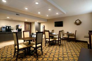 Super 8 by Wyndham Fox Creek - 5