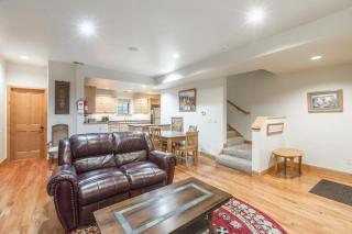 Elkhorn Townhome 1911 - 8