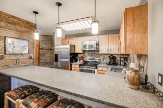 Cimarron Bear Condo: Fantastic Location, Sleeps 8 - 1